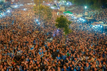 Fans of Brazil's Gremio watch their team during the 2017 Copa Libertadores game against Argentina's Lanus on the streets of Porto Alegre, Brazil, on November 29, 2017. / AFP PHOTO / Jefferson BERNARDES